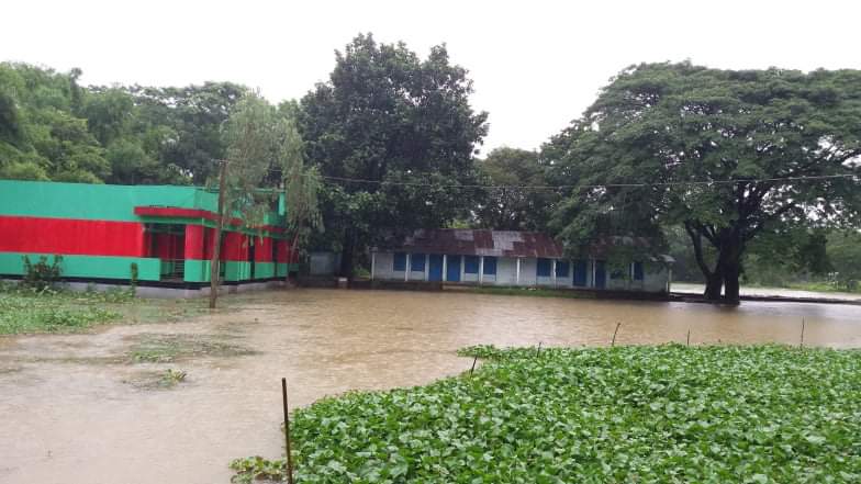 দোয়ারাবাজারে জেলা প্রশাসকের বন্যাদুর্গত এলাকায় ত্রাণ বিতরণ