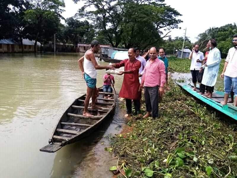 মধ্যনগরে  আওয়ামীলীগের ত্রাণ বিতরণ