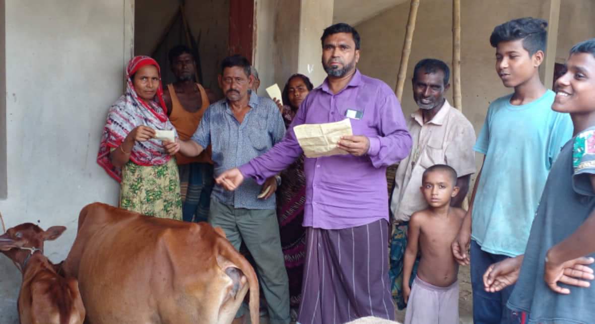 জগন্নাথপুরে প্রবাসীদের পক্ষ থেকে বন্যার্তদের মধ্যে নগদ অর্থ বিতরণ