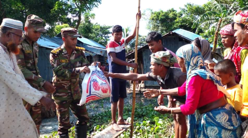 বাংলাদেশ সেনাবাহিনীর পক্ষ থেকে জগন্নাথপুরে ত্রাণ সামগ্রী বিতরন