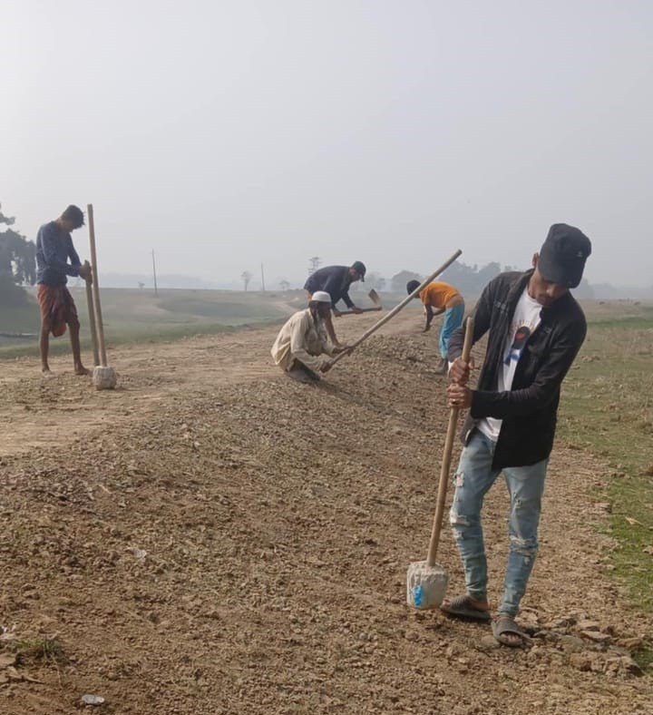 শান্তিগঞ্জের হাওর রক্ষা বাধের কাজে কৃষক খুশী