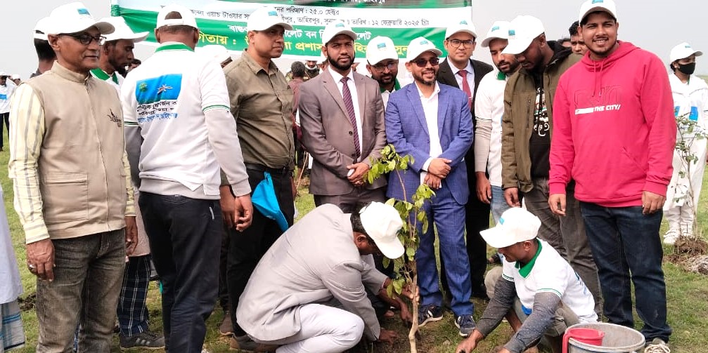 টাঙ্গুয়ার হাওরে পরিচ্ছনতা কাজে শিক্ষার্থীদের সাথে অংশ গ্রহন করলেন ডিসি