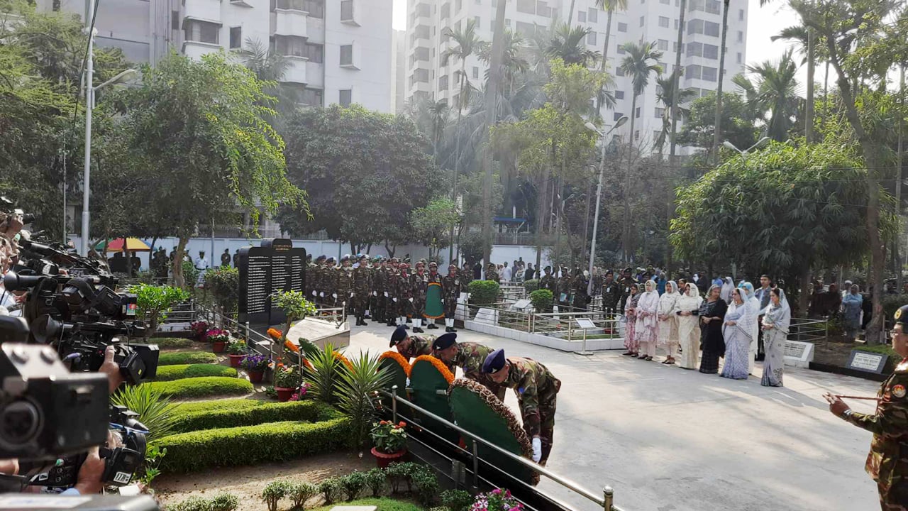 পিলখানা দিবসে বনানী কবরস্থানে স্বরাষ্ট্র উপদেষ্টাসহ তিন বাহিনীর শ্রদ্ধা নিবেদন