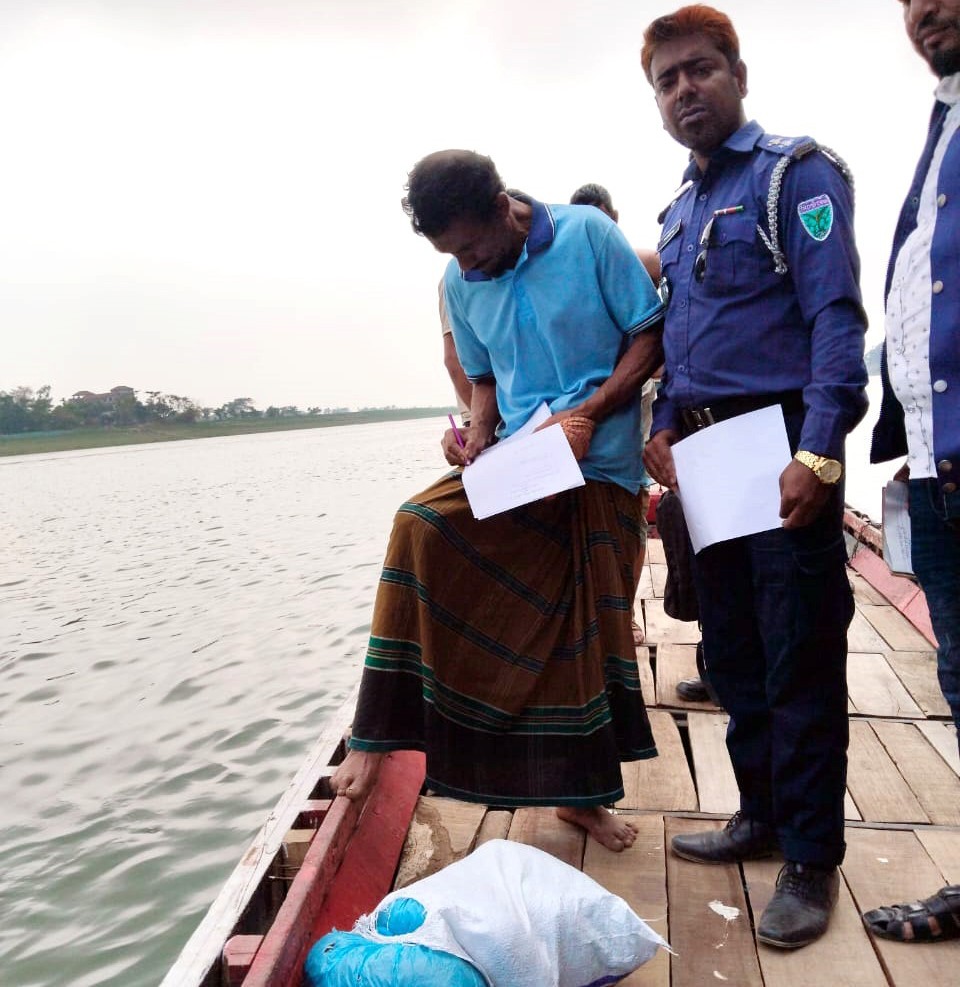 সুরমায় ঘাটে বাঁধা গাঁ*জার ট্রলার,মা*দক কারবারি চক্রের নাগাল পায়নি পুলিশ!